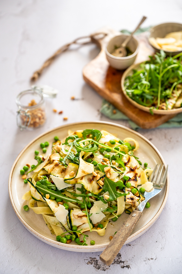 Pasta met gegrilde courgette en groene pesto