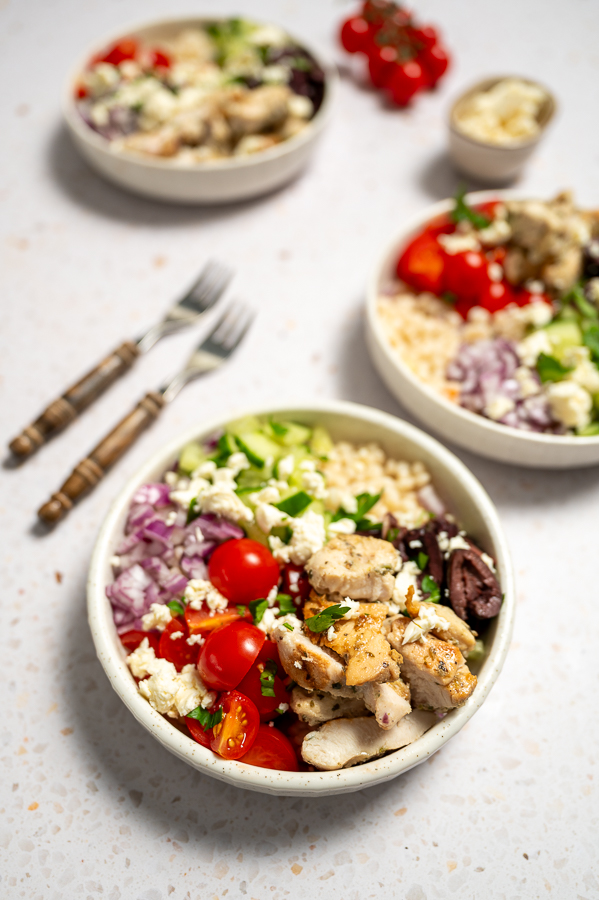 Mediterrane bowl van parelcouscous met kip