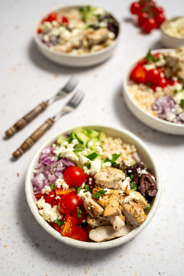 Mediterrane bowl van parelcouscous met kip