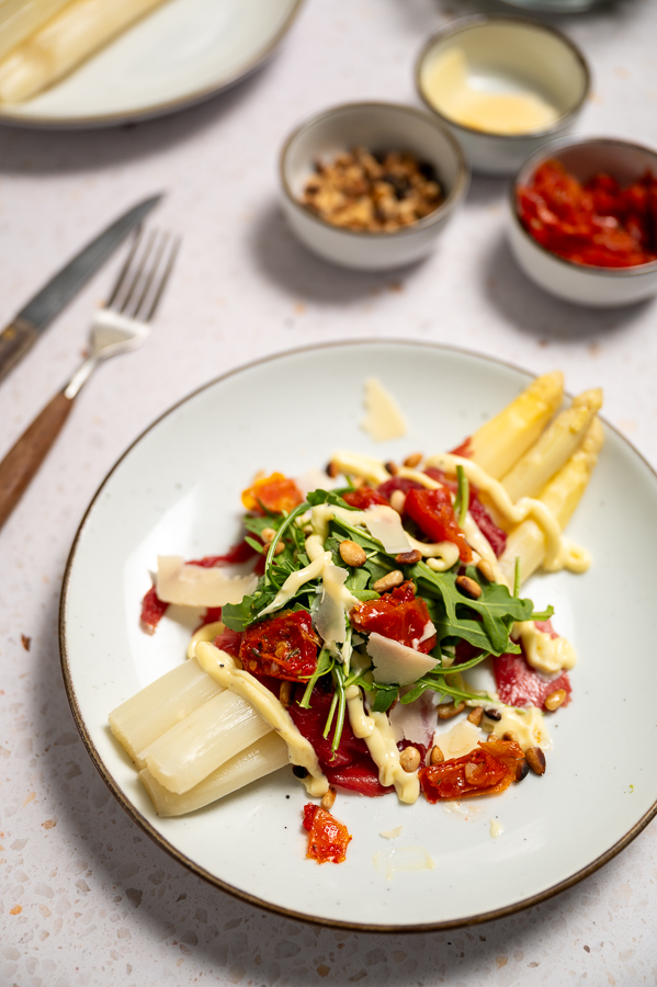 Witte asperges met carpaccio en truffelmayo