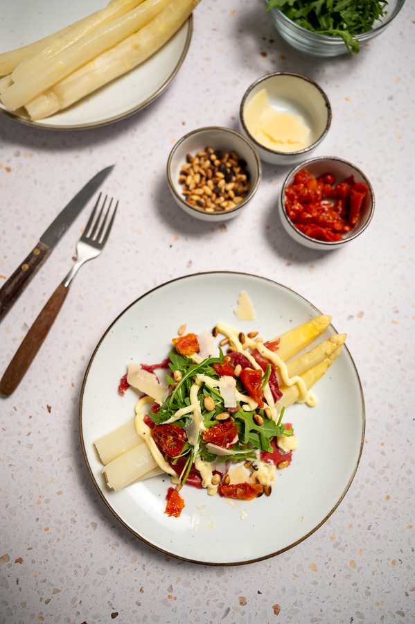 Witte asperges met carpaccio en truffelmayo