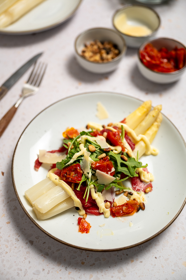 Witte asperges met carpaccio en truffelmayo