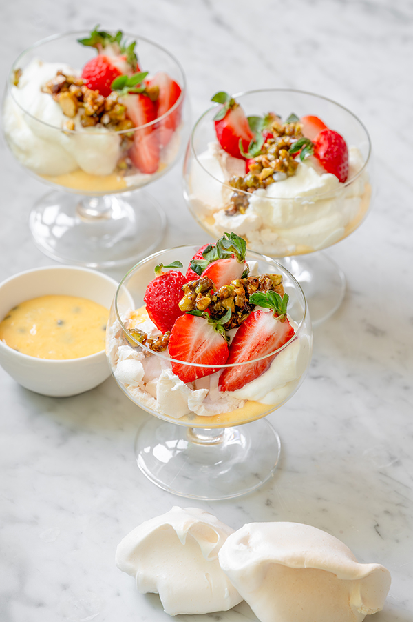 Pavlova met passievrucht en pistache