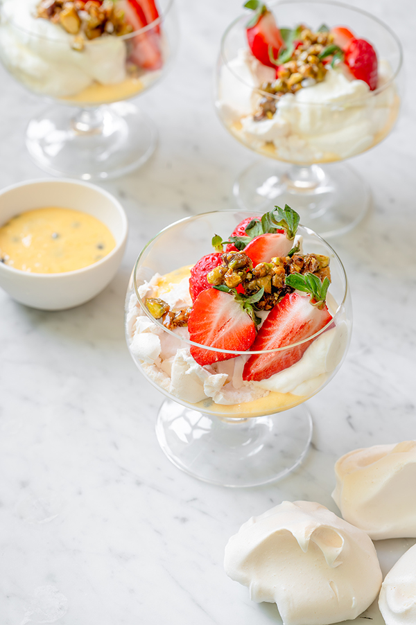 Pavlova met passievrucht en pistache