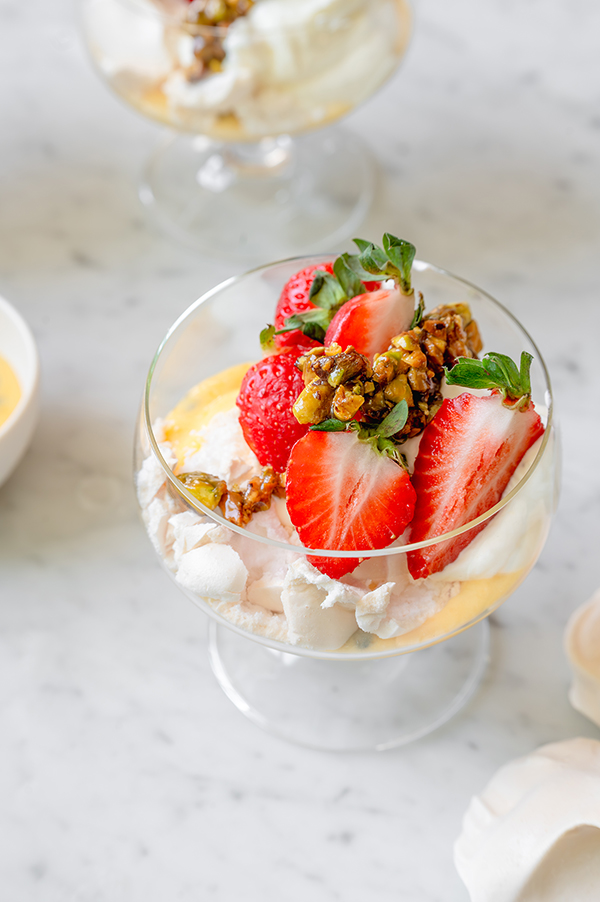 Pavlova met passievrucht en pistache