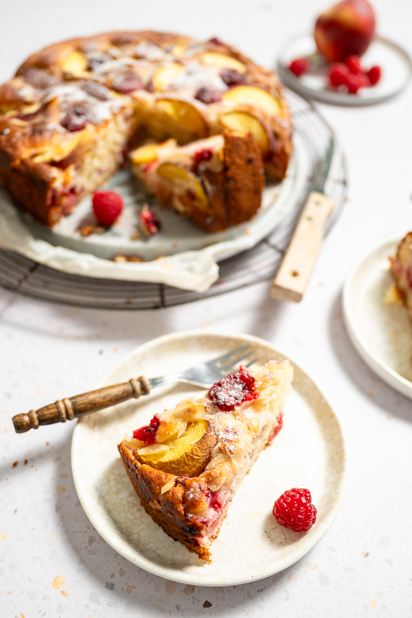 Perzikcake met frambozen