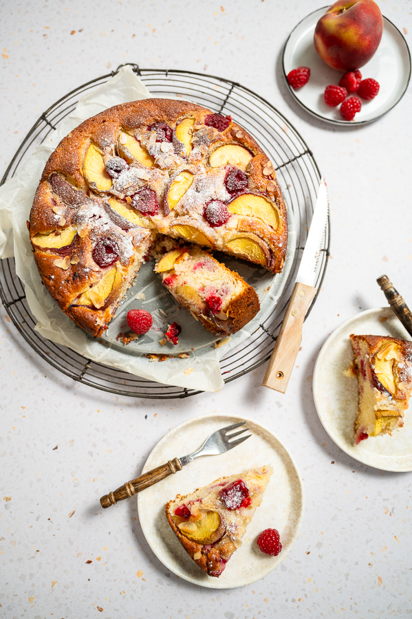 Perzikcake met frambozen