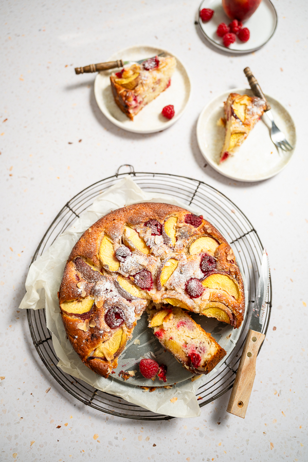 Perzikcake met frambozen