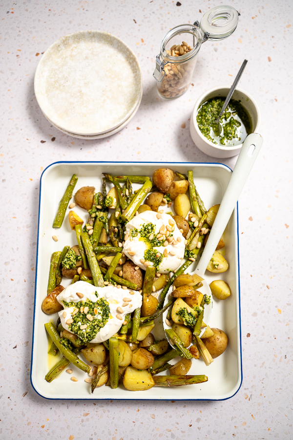 Traybake met groene asperges, burrata en pesto