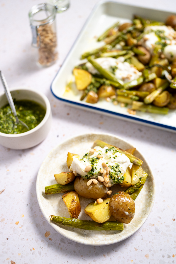Traybake met groene asperges, burrata en pesto