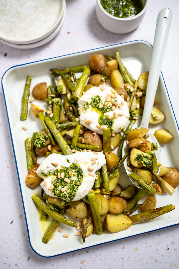 Traybake met groene asperges, burrata en pesto