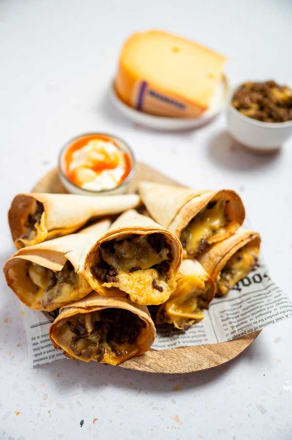 Wrap-hoorntjes met gehakt en kaas