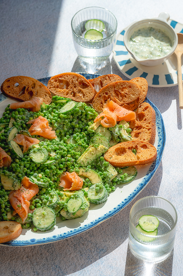 Groene salade met gerookte zalm en yoghurtdressing