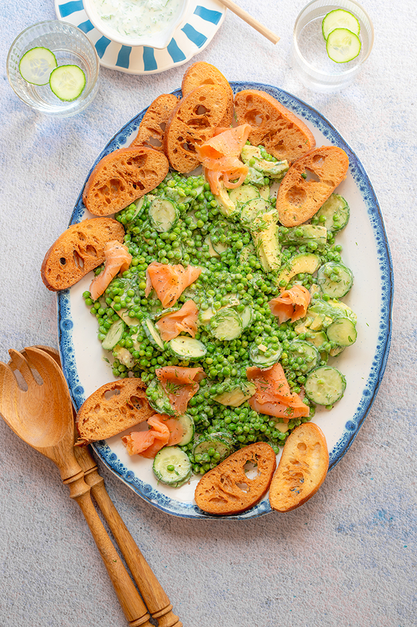Groene salade met gerookte zalm en yoghurtdressing