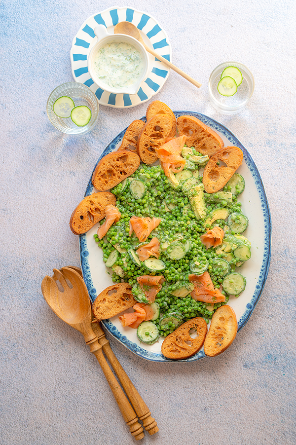 Komkommersalade met gerookte zalm en yoghurtdressing