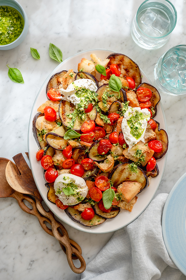Auberginesalade met burrata en cherrytomaten