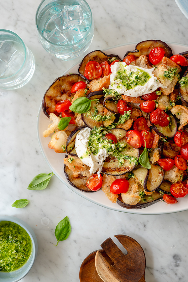 Salade van gegrilde aubergine met cherrytomaten en burrata