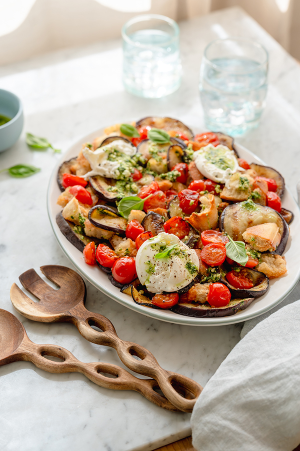 Salade van gegrilde aubergine met cherrytomaten en burrata