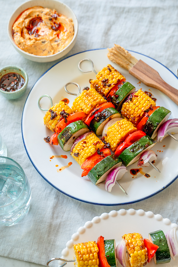 Groentespiesen met crispy-chiliboter