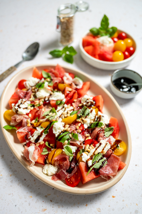 Watermeloensalade met tomaat en mozzarella