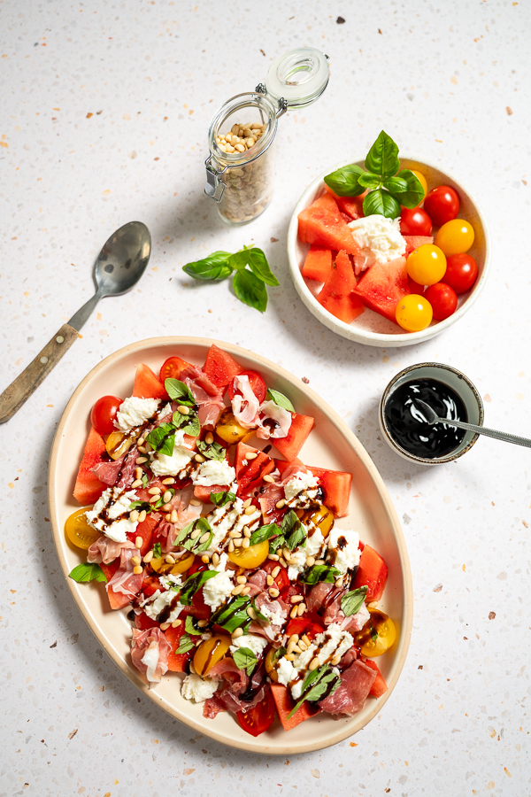 Watermeloensalade met tomaat en mozzarella