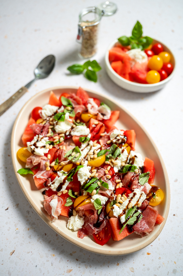 Watermeloensalade met tomaat en mozzarella