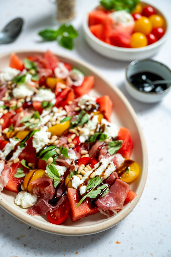 Watermeloensalade met tomaat en mozzarella
