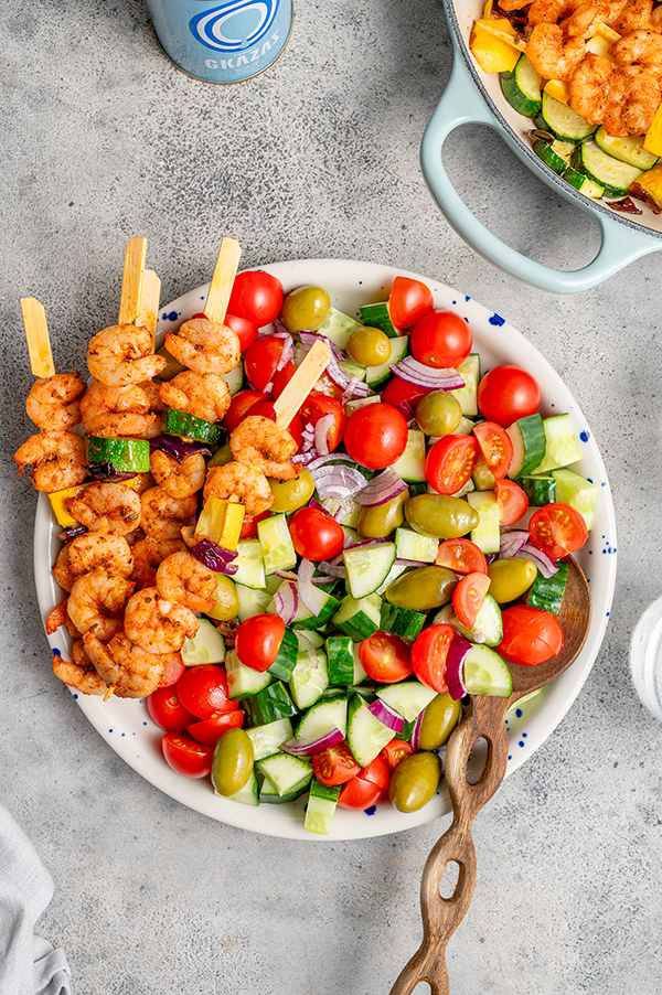 Garnalenspiesen met snelle Griekse salade
