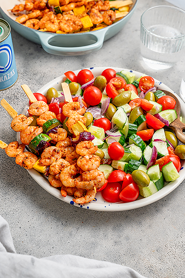 Garnalenspiesen met snelle Griekse salade