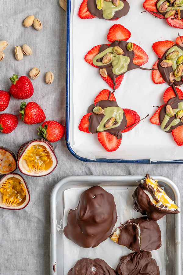 Fruit bark met aardbei, chocolade en pistache