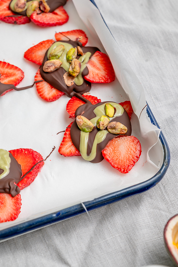 Fruit bark - aardbei met chocolade en pistache