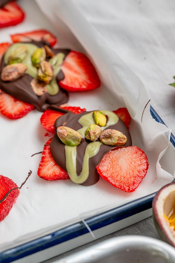Fruit bark - aardbei met chocolade en pistache