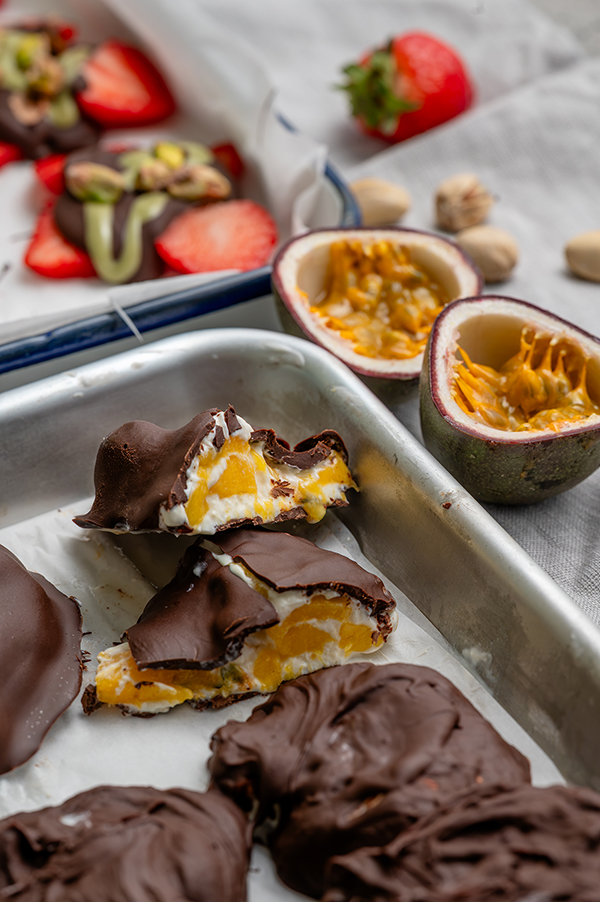 Fruit bark van mango met passievrucht en chocolade