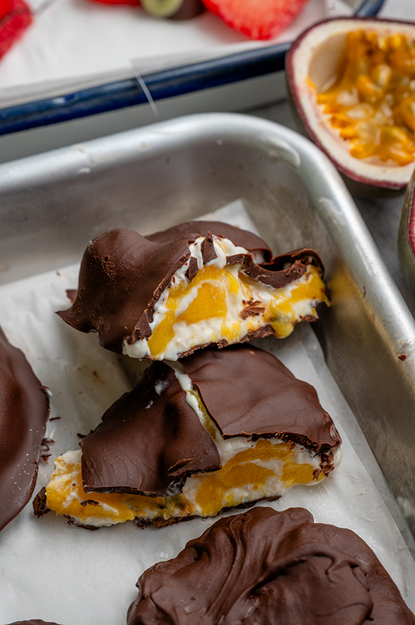 Fruit bark van mango met passievrucht en chocolade