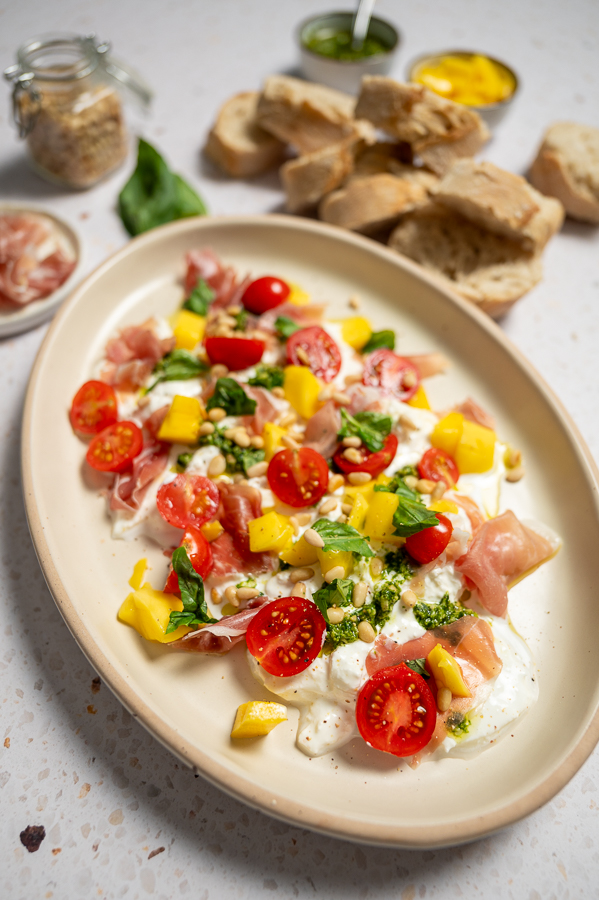 Burratadip met mango en parmaham