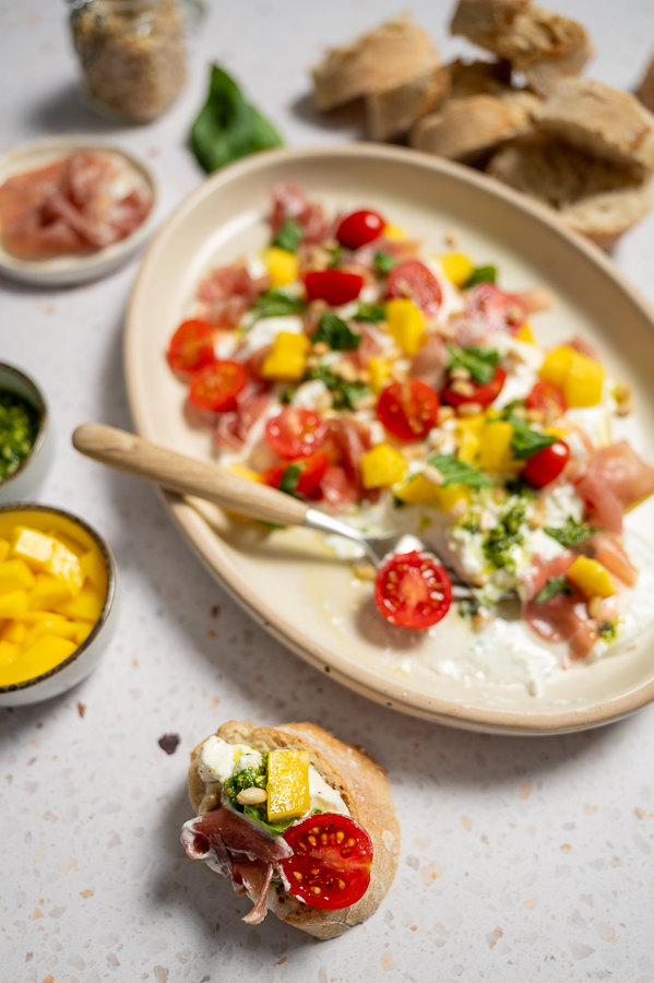 Burratadip met mango en parmaham