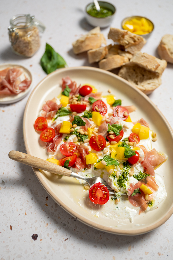 Burratadip met mango en parmaham