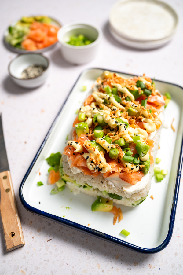 Lazy sushi met gerookte zalm en avocado