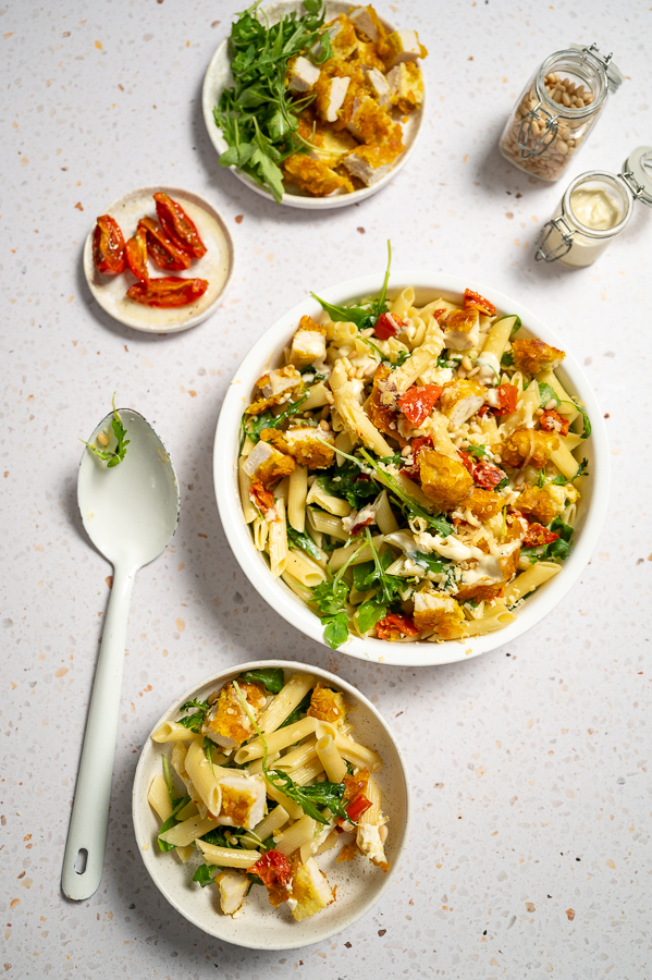 Pastasalade met truffel en krokante kip