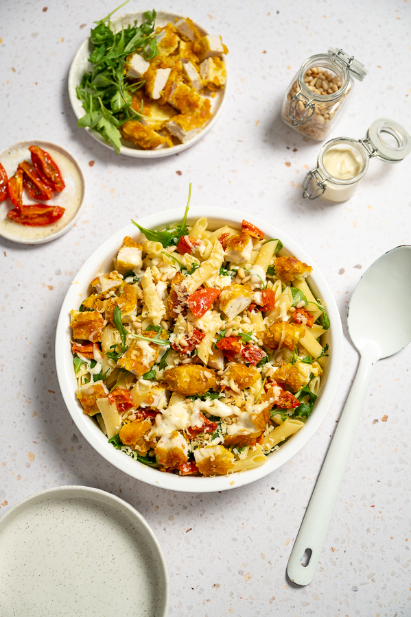 Pastasalade met truffel en krokante kip