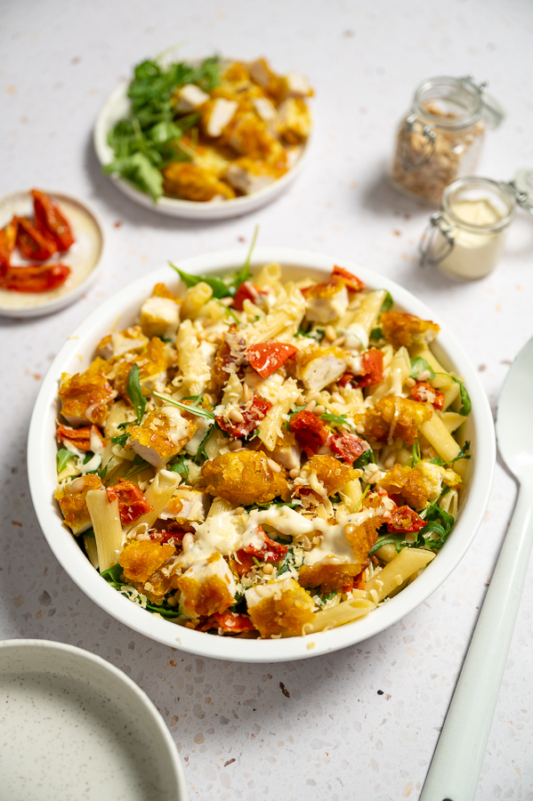 Pastasalade met truffel en krokante kip