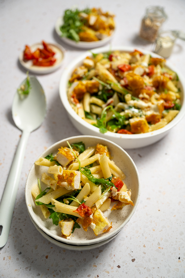 Pastasalade met truffel en krokante kip
