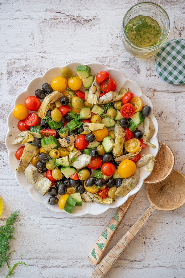 Mediterraanse salade van tomaat met olijven en artisjok