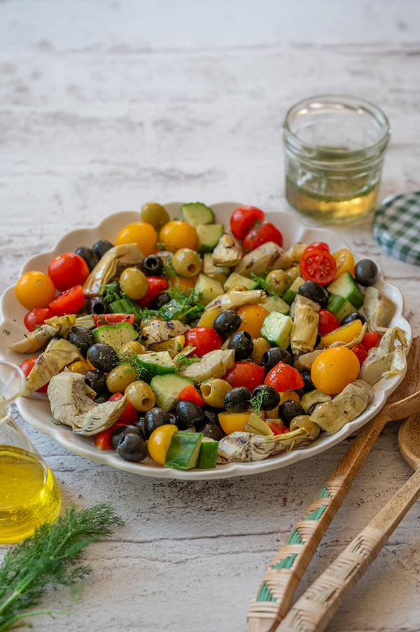 Mediterraanse salade van tomaat met olijven en artisjok