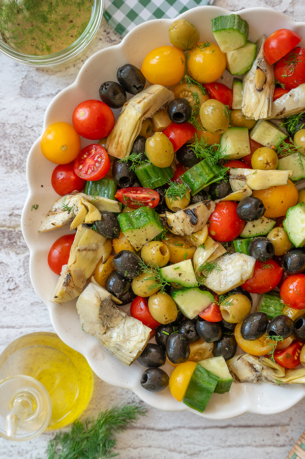 Mediterraanse salade van tomaat met olijven en artisjok