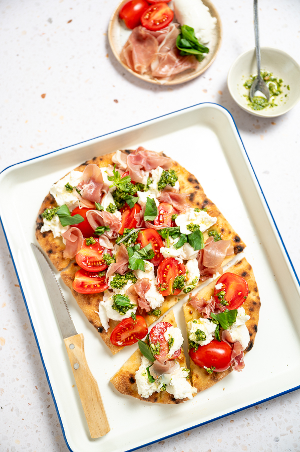 Pinsa met pesto, mozzarella en parmaham
