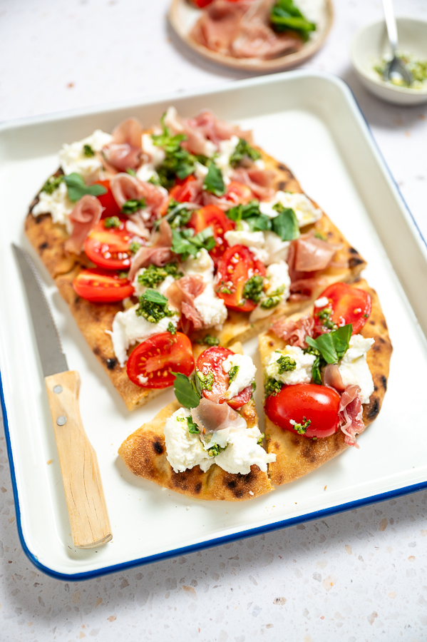 Pinsa met pesto, mozzarella en parmaham