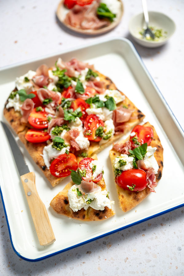 Pinsa met pesto, mozzarella en parmaham