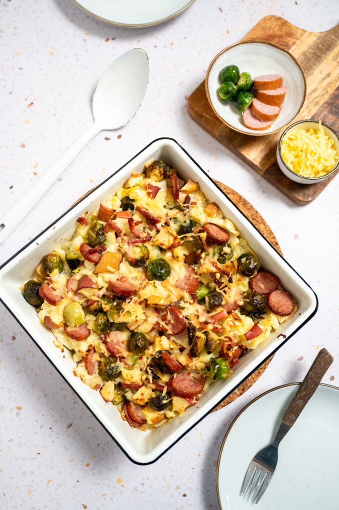 Spruitjes ovenschotel met rookworst en spek