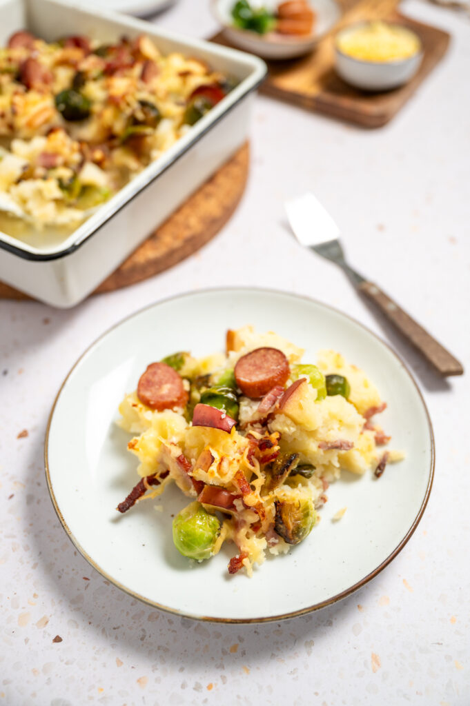 Spruitjesschotel met rookworst en spekjes